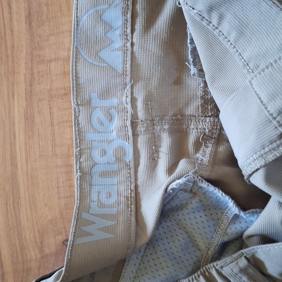 Wrangler shorts - Picture 2 of 4